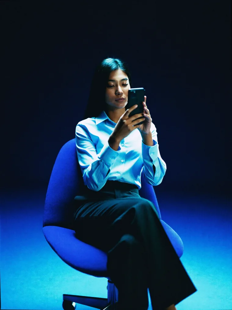 Profesional Indonesia memakai AI di ponselnya